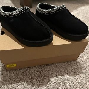 Ugg’s Tasman Slippers Blk size 6 in great shape worn twice